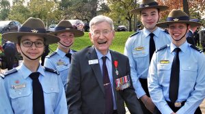 6 Wing cadets with former RAAF Warrant Officer Doug Leak, Bomber command veteran and recipient of the French Légion d’honneur (left to right): LCDT Ana Ribeiro Dos Santos and CCPL Kelly Parkin (613 Squadron), LCDT Elias Neocleous (609 Squadron), and LCDT Courtney Semmler (608 Squadron). Photo by Flying Officer (AAFC) Paul Rosenzweig.