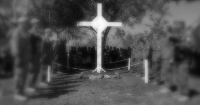 "OPERATION TANAGER" PIC BY CPL JASON WEEDING PIPERS AND SOLDIERS OF 6RAR PARADE BEFORE A REPLICA CROSS OF THE ONE USED IN THE 1969 VIETNAM SERVICE AS THEY AWAIT THE START OF THE LONG TAN DAY COMMEMORATIVE SERVICE HELD NEAR BALIBO, EAST TIMOR. THE PARADE CONFIGURATION RE-ENACTS THAT OF THE ORIGINAL.