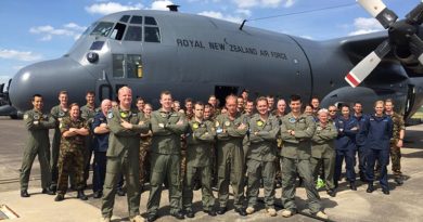 The 40 Squadron contingent in front of the C-130 Hercules, with support personnel in the back (maintenance, mission planning team, observers, intelligence, and air load team).