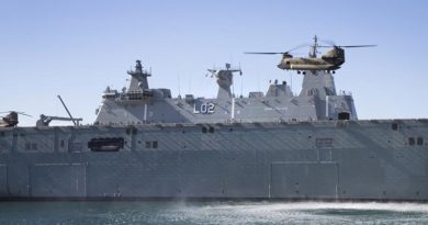 A Chinook CH-47F aircraft from the 5th Aviation Regiment in Townsville makes an approach to HMAS Canberra while the ship is alongside in her home port of Sydney. Photo by Able Seaman Bonny Gassner