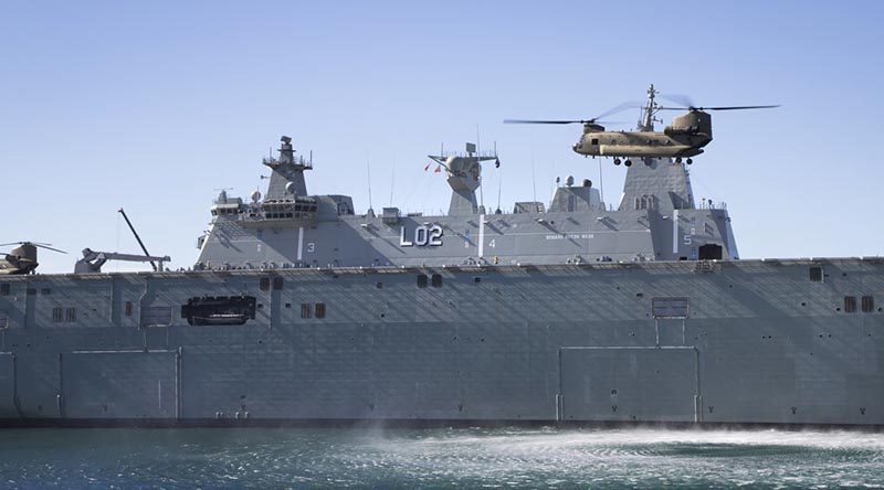 A Chinook CH-47F aircraft from the 5th Aviation Regiment in Townsville makes an approach to HMAS Canberra while the ship is alongside in her home port of Sydney. Photo by Able Seaman Bonny Gassner