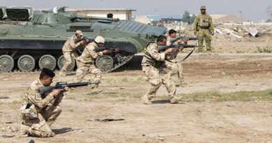 Iraqi Army soldiers conduct tactics training while Australian Army soldier Warrant Officer Class 2 Tomasi Navusolo observes, at the Taji Military Complex, Iraq. Photo by Corporal Jake Sims