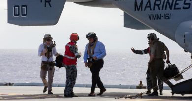 Governor General of Australia General Sir Peter Cosgrove disembarks a US Marine Corps MV-22 Osprey on HMAS Canberra during a visit to RIMPAC. Photo by Able Seaman Steven Thomson