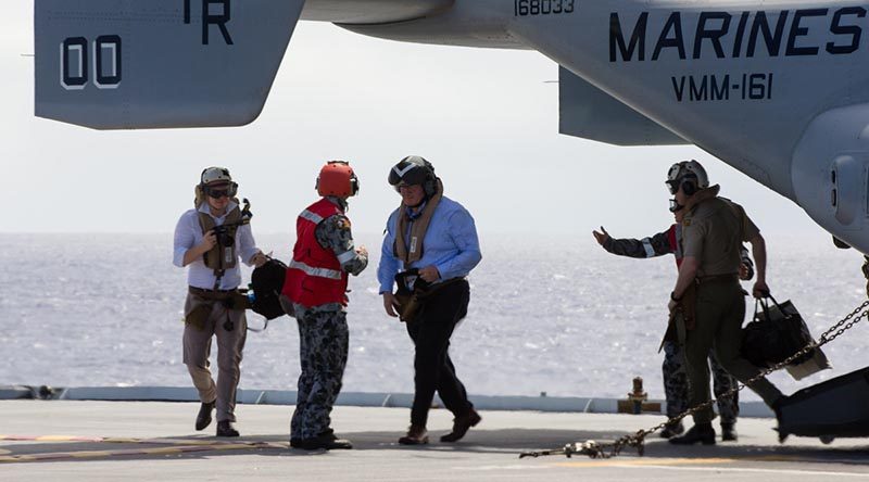 Governor General of Australia General Sir Peter Cosgrove disembarks a US Marine Corps MV-22 Osprey on HMAS Canberra during a visit to RIMPAC. Photo by Able Seaman Steven Thomson