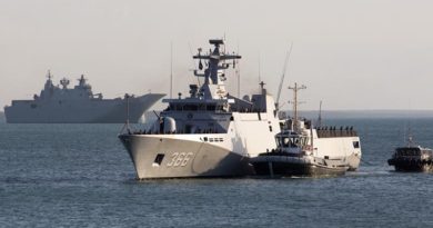 Indonesian Navy ship KRI Sultan Hasanuddin sails in front of HMAS Adelaide as she enters Darwin Harbour at the start of Exercise KAKADU 2016. Photo by Leading Seaman Tom Gibson