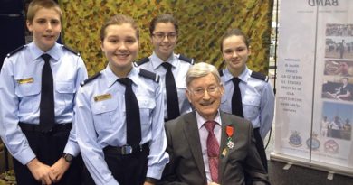 WWII Warrant Officer and Knight in the French Légion d’Honneur Doug Leak visits (left to right) Cadet Simon Russell (604 Squadron), Cadets Kelly and Emma Parkin (613 Squadron), and Cadet Samantha Stevens (609 Squadron) at the AAFC stand at the Royal Adelaide Show.