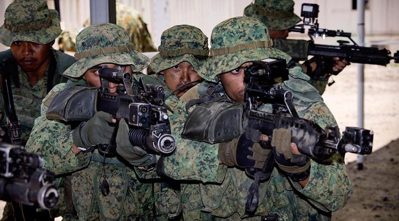 Singapore Army soldiers demonstrate urban assault techniques at the Shoalwater Bay training area. Photo by Corporal David Cotton.