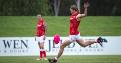 Australian Army soldier Private Kate Lutkins kicks for goal during a match at the ADF Australian Rules Championships in April 2016. Photo by Nunu Campos.
