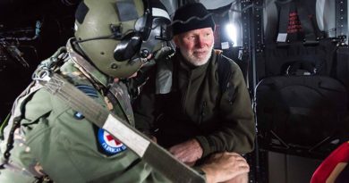 Squadron Leader Rob Visser, an RNZAF doctor, attends to Robin Kane after being lost in New Zealand's Kaimanawa ranges for two nights. RNZDF photo.