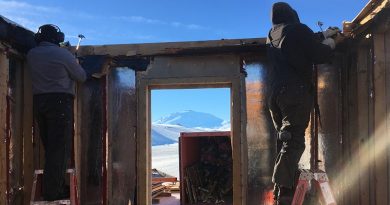 NZ Army engineers dismantle a building in Antarctica. NZDF photo.