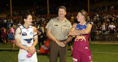 Major General Gus McLachlan meets AFLW players Private Heather Anderson from the Adelaide Crows and Private Kate Lutkins from the Brisbane Lions after their 2017 AFLW Round 5 match on 4 March in Adelaide. Photo by AFL Media.