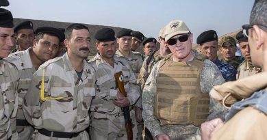 Major General Tim Gall, Commander Joint Forces New Zealand, and Iraqi Security Forces listen to a New Zealand Defence Force trainer in Iraq’s Camp Taji. Photo by Australian Defence Force.