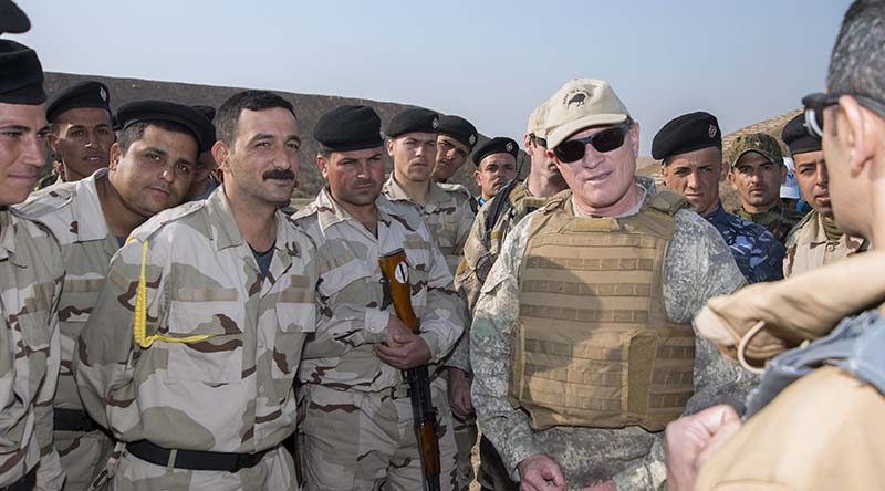 Major General Tim Gall, Commander Joint Forces New Zealand, and Iraqi Security Forces listen to a New Zealand Defence Force trainer in Iraq’s Camp Taji. Photo by Australian Defence Force.