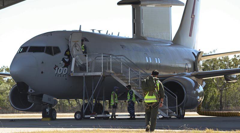 An RAAF student of the Air Warfare Instructor Course arrives at the No 2 Squadron E-7A Wedgetail to begin another mission from RAAF Base Tindal in the Northern Territory during Exercise Diamond Storm 2017. Photo by Sergeant Andrew Eddie.