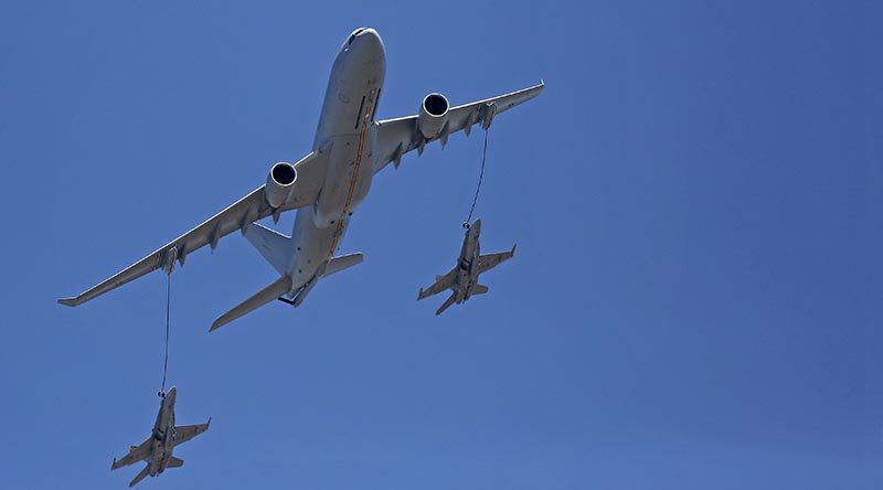 An Air Force KC-30A Multi-Role Tanker Transport aircraft simulates the air-to-air refuelling of two F/A-18 Hornets at the 2017 Australian International Airshow.