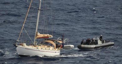 HMAS Melbourne crewmembers provide assistance to a civilian yacht in distress off the Queensland coast. Photo by Able Seaman Hannah Walton