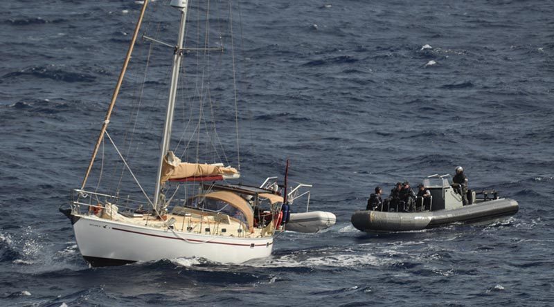 HMAS Melbourne crewmembers provide assistance to a civilian yacht in distress off the Queensland coast. Photo by Able Seaman Hannah Walton