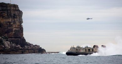 A Landing Craft Air Cushion (LCAC) from USS Bonhomme Richard enters Sydney Harbour. Photo by Petty Officer Yuri Ramsey.