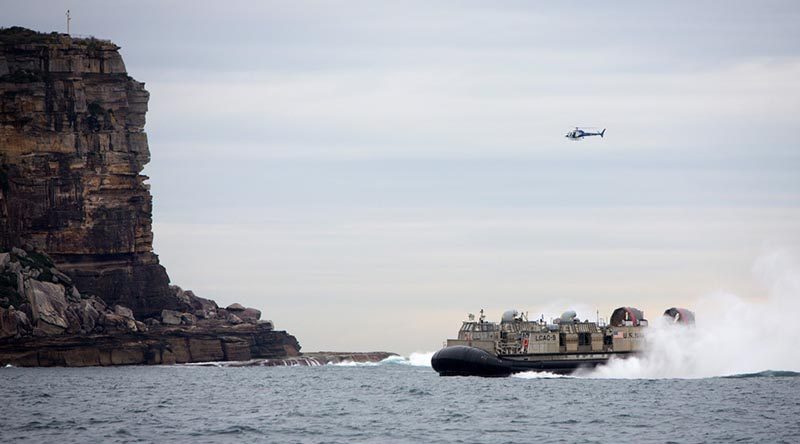 A Landing Craft Air Cushion (LCAC) from USS Bonhomme Richard enters Sydney Harbour. Photo by Petty Officer Yuri Ramsey.