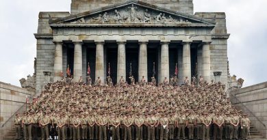 Members of the 4th Brigade Australian Army at the Shrine of Remembrance in Melbourne on Anzac Day 2017. Photo by Signalman Kenneth Wu.
