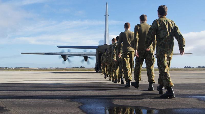 6 Wing Air Force Cadets embark a 37 Squadron C-130J Hercules. Image by PLTOFF (AAFC) Paul Rosenzweig.