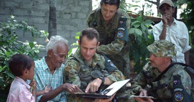 Then 75-year-old Rufino Correia, who worked with 2/2 Commando Squadron during WWII, reminisces with Australian soldiers in Dili, in 1999. Photo by Warrant Officer Class 2 Wayne Ryan.