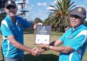 FLTLT (AAFC) Lawrence Ng (right) receives the Premier’s Certificate for Recognition from the Commanding Officer of No 622 Squadron, PLTOFF (AAFC) Paul Lemar. Image by CIV Danielle Marchant, No 622 Squadron.