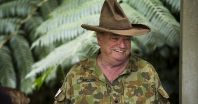 Retired Australian Army Major Les Hiddins, also known as Australian television's 'Bush Tucker Man', briefs soldiers and Marines from the Australian Army, United States Marine Corps, United States Army and the Chinese People’s Liberation Army on some 'rules of the bush' prior to them stepping off on a hike during Exercise Kowari 2017. Photo by Leading Seaman Jake Baidor.