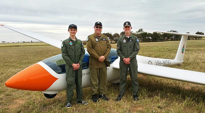 PLTOFF (AAFC) Dennis Medlow (centre) with two cadets who achieved solo status in the DG-1000S glider during a 6 Wing Gliding Camp at Balaklava on 6 October – CCPL Tomasz Kocimski (left) and CCPL Benjamin Dunk. Image supplied by No 600 Aviation Training Squadron