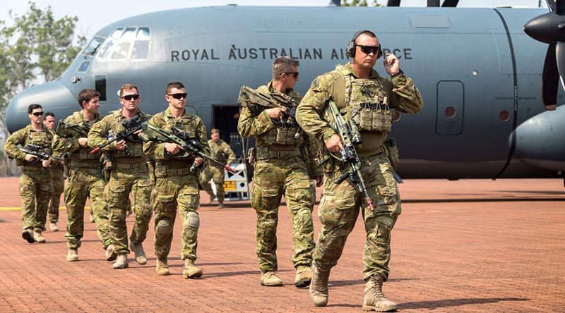 Soldiers from 1st Battalion, Royal Australian Regiment exit a No 37 Squadron C-130J Hercules at RAAF Base Scherger for Exercise Northern Shield 2017. Photo by Corporal David Said.