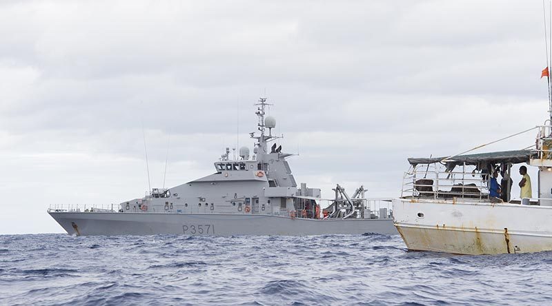 HMNZS Hawea approaches a fishing vessel while on fisheries and customs patrols off Fiji. NZDF photo.