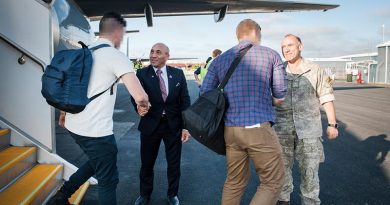 Minister of Defence Ron Mark and Chief of Army Major General Peter Kelly welcome New Zealand troops home from their deployment to Iraq. NZDF photo.