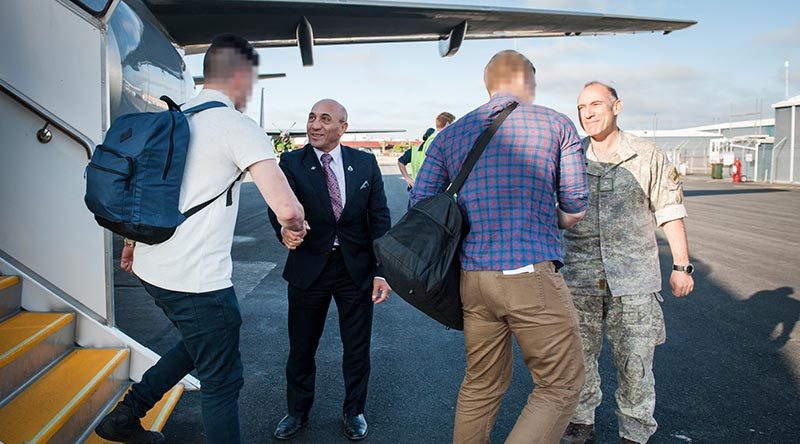Minister of Defence Ron Mark and Chief of Army Major General Peter Kelly welcome New Zealand troops home from their deployment to Iraq. NZDF photo.