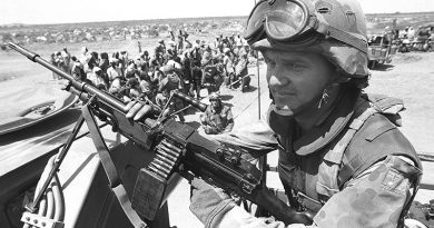 Private AJ Shinner, 1RAR, stands guard over a food-distribution point near Baidoa. Photo by Corporal Gary Ramage – 21 Jan 1993.