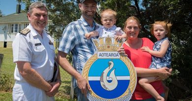 Chief of Navy Rear Admiral John Martin with winning badge designer Chief Petty Officer Steven Knight, his wife Julia and children Jake and Gemma. NZDF photo.
