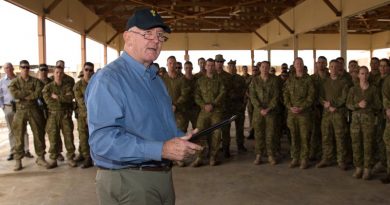 Governor-General Sir Peter Cosgrove speaks with soldiers from Task Group Taji rotation 6 during a visit to Iraq. Photo by Corporal Anita Gill.