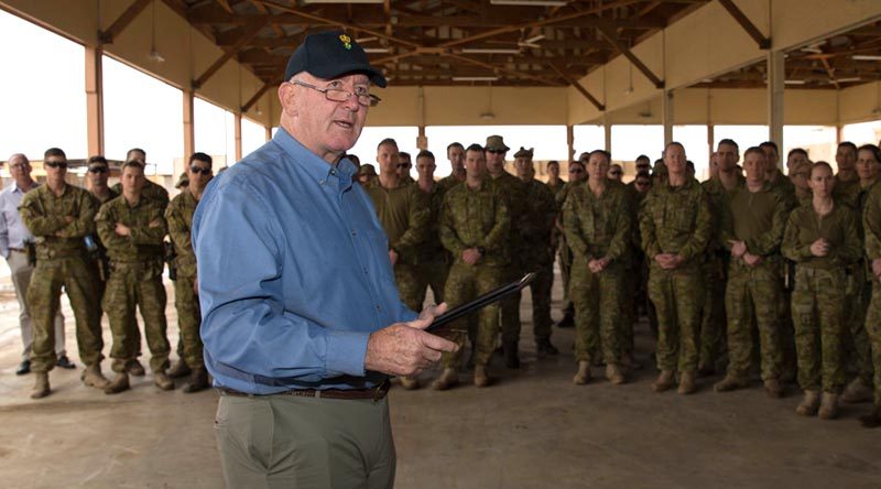 Governor-General Sir Peter Cosgrove speaks with soldiers from Task Group Taji rotation 6 during a visit to Iraq. Photo by Corporal Anita Gill.