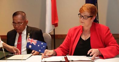 Minister for Defence Marise Payne and Indonesian Minister of Defence Ryamizard Ryacudu sign the Australia-Indonesia Defence Cooperation Arrangement. From Minister Payne's Facebook page.