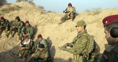 Australian Army Corporal Josh Bowman from Task Group Taji rotation six instructs Commando Company soldiers of the Iraqi Army's 61st Brigade at the Taji Military Complex, Iraq. Photo by Corporal Steve Duncan.