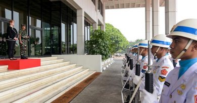 Australian Defence Minister Marise Payne id formally welcomed in Jakarta by Commander Indonesian Armed Forces Air Chief Marshal Hadi Tjahjanto and a Panglima TNI honour guard.