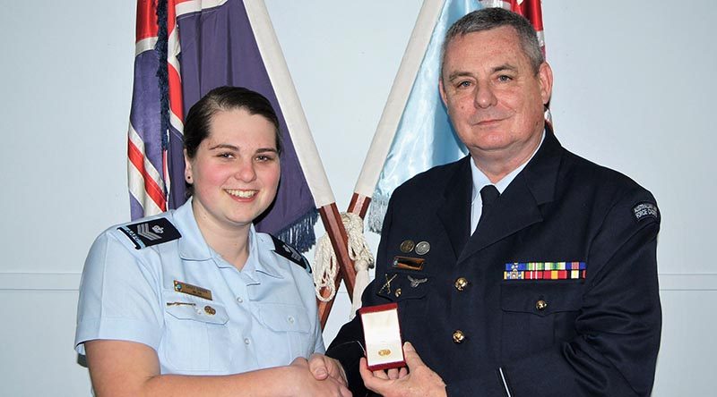 CFSGT Casey Dibben received her Gold Duke of Edinburgh’s Award badge on Friday 10 August from the 6 Wing Public Affairs & Communication Officer FLGOFF(AAFC) Paul Rosenzweig.