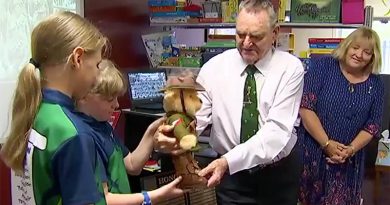 Keith Payne VC hands Trooper Bert Jones over to students at Dundula State School in Baker’s Creek, Queensland, to use as a teaching aid and an Anzac reminder. Screen grab from Channel 7 news report.