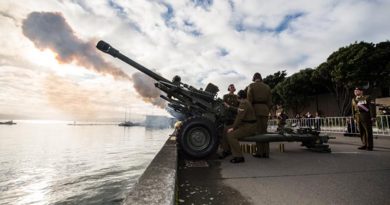 16th Field Regiment of the Royal Regiment of the New Zealand Artillery fire a 100-Gun Salute to mark the 100th Anniversary of the Beginning of the First World War (2014). The same guns and the same regiment will fire a 100-gun salute at 10.50am on 11 November 2018 to mark the end of WWI. NZDF photo.