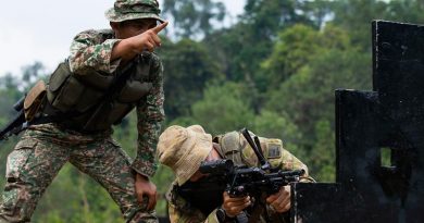 Australian Army officer Liuetenant Duncan Yates from 3rd Battalion, Royal Australian Regiment, is coached through an urban shooting course by Malaysian Armed Forces soldier Sergeant Azmir Azman during a joint live-fire exercise at Terendak Barracks, Malaysia, during Indo-Pacific Endeavour 2019. Photo by Able Seaman Kieren Whiteley.