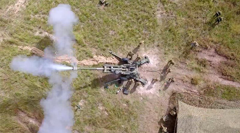 Japanese and Australian soldiers fire artillery in Shoalwater Bay Training Area. Photo by Corporal Tristan Kennedy.