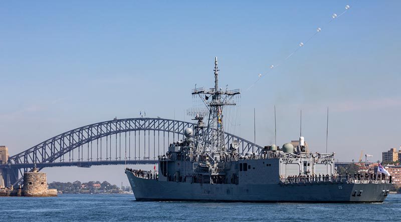 Royal Australian Navy ship HMAS Melbourne sails into Sydney Harbour for her final time after 27 years of service. Photo by Signalman Robert Whitmore.