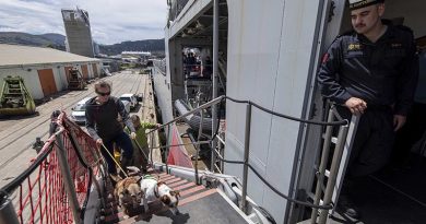 Department of Conservation staff and dogs embark onto HMNZS Canterbury, headed for Subantarctic islands. RNZDF photo.