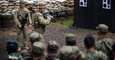 Soldiers from the 2RAR mentor soldiers from the Armed Forces of the Philippines on weapon-handling drills in Pagadian, Philippines. Photo by Corporal Jessica de Rouw.