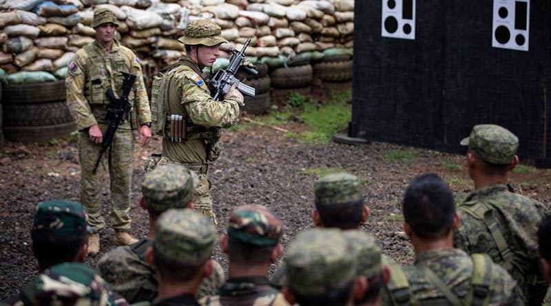 Soldiers from the 2RAR mentor soldiers from the Armed Forces of the Philippines on weapon-handling drills in Pagadian, Philippines. Photo by Corporal Jessica de Rouw.