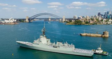 HMAS Brisbane sails towards Garden Island, Sydney, after a five-month deployment to the United States of America. Photo by Petty Officer Justin Brown.